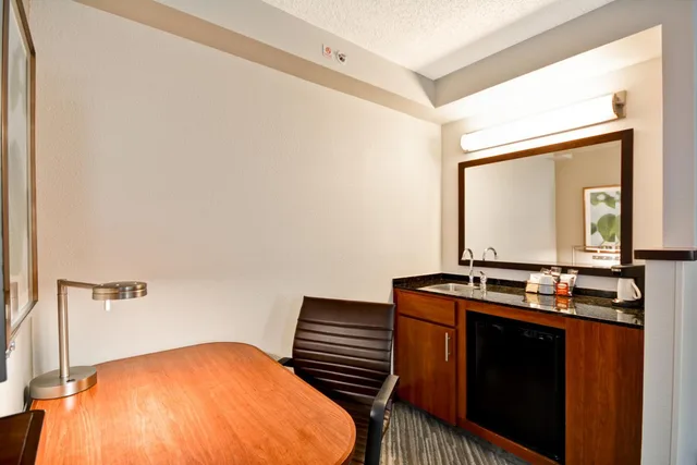 غرفة بسرير كينج مع أريكة، Hyatt Place Baton Rouge Interstate 10 3/7