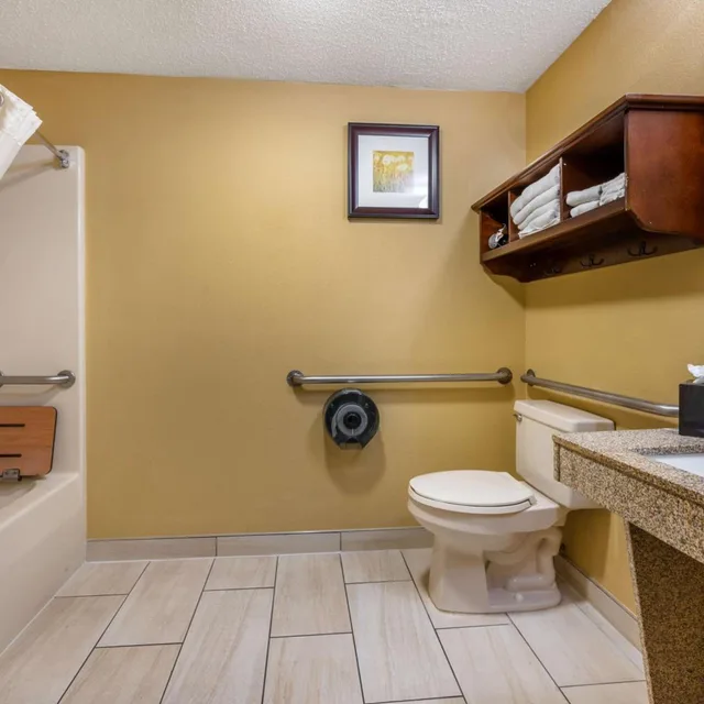 غرفة بسرير كينج بحوض استحمام لذوي الإعاقة، Best Western Plus Georgetown Corporate Center Hotel 6/6