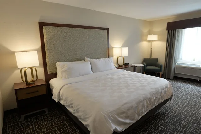 غرفة قياسية بسرير كينج، Holiday Inn Hotel Suites Minneapolis Lakeville 4/4