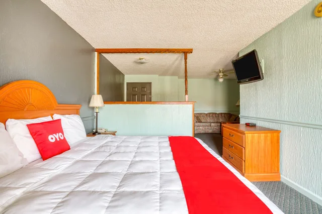 جناح بسرير كينج بجاكوزي، OYO Townhouse Tulsa Woodland Hills 3/7