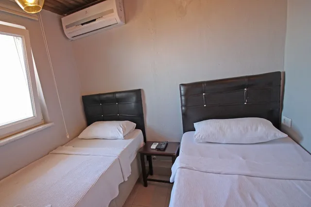غرفة بسريرين منفصلين بإطلالة على البحر، Hambarli Otel 3/10