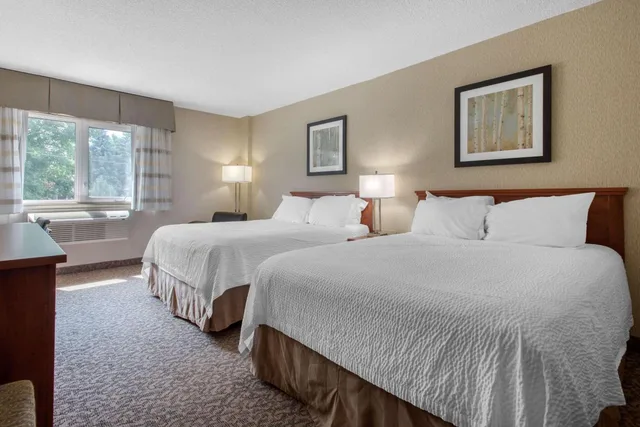 غرفة بسرير كينج وسريرين كوين بإطلالة على المسبح، Clarion Hotel & Suites Brandon 3/5