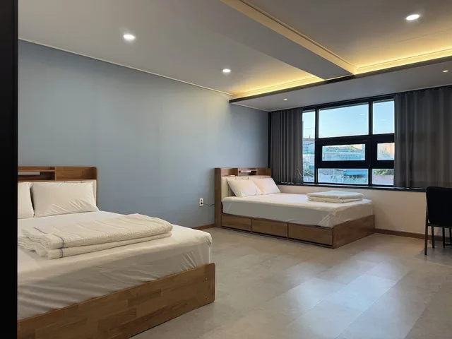 غرفة بفرشتي فوتون وسريرين منفصلين، Mokpo White Windmill Guesthouse 1/4