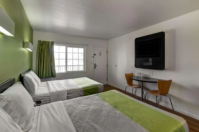 غرفة ديلوكس رباعية للمدخنين، Motel6 Visalia, CA 3/10