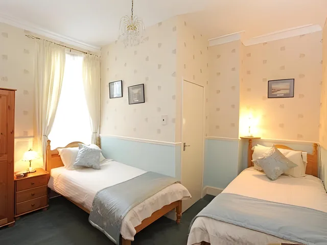 غرفة بسريرين منفصلين في الطابق الأرضي، The Shrewsbury Guest House 1/1