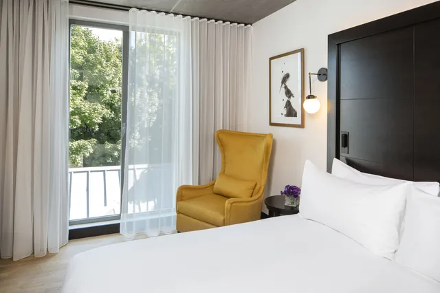 Room, Queen Bed, Alcove, William Gray 1/2