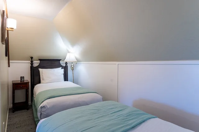 Garret, Twin Beds، The Gilbert Inn 4/7
