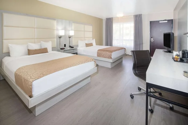 غرفة بسريرين كوين لذوي الإعاقة، Ramada by Wyndham Burbank Airport 2/4