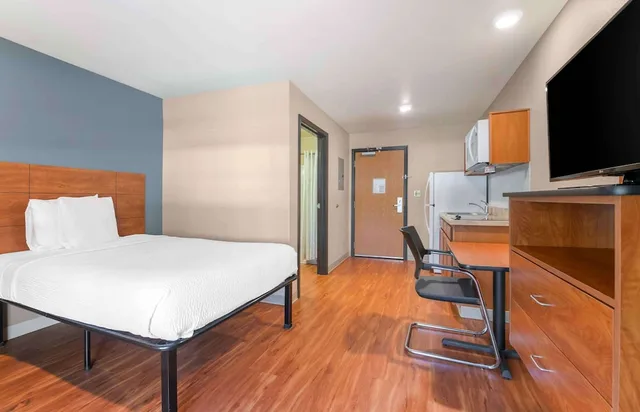 1 Full Bed - ADA/Tub/Non-Smoking/Kitchen، Studio 6 Extended Stay Cincinnati Sharonville OH 1/10