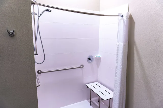 غرفة قياسية بسرير كينج مع أريكة لذوي الإعاقة، Coral Pointe Sarasota, an Ascend Collection Hotel 6/7
