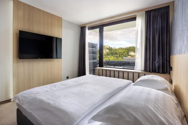 Room, Queen Bed, Lake Side, Balcony، Hotel Kompas 2/4