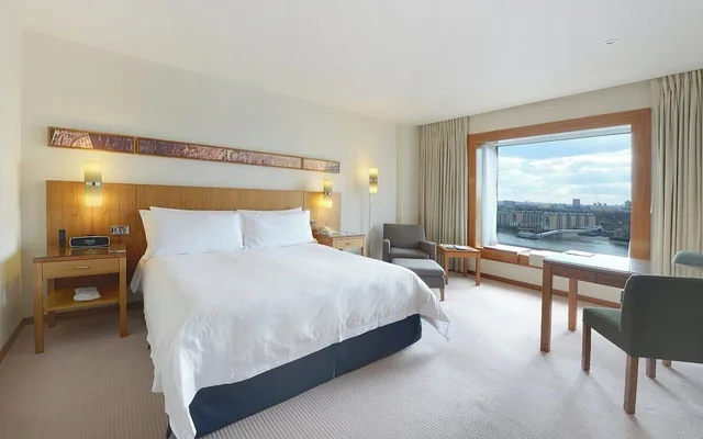 غرفة بريميير بسرير كينج، Vignette Collection Canary Riverside Plaza London by IHG 1/6