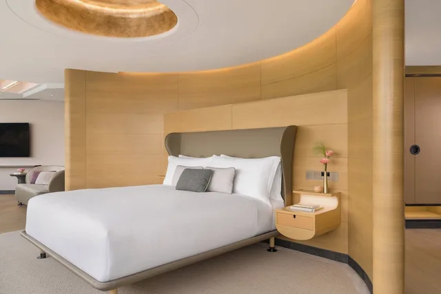 1 Bedroom, Regent, Club, Suite, King Bed, Sea View, Corner, The Regent Hotel Ex Intercontinental Hong Kong 2/3