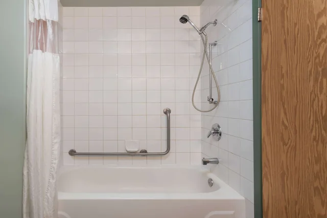 Drive Up, Queen Bed, Ground Floor, Accessible، Days Inn by Wyndham Taber 4/5