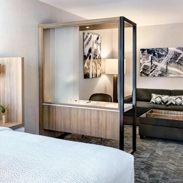 جناح بسرير كينج مع أريكة بحوض استحمام لذوي الإعاقة، SPRINGHILL SUITES CLEVELAND INDEPENDENCE 1/3