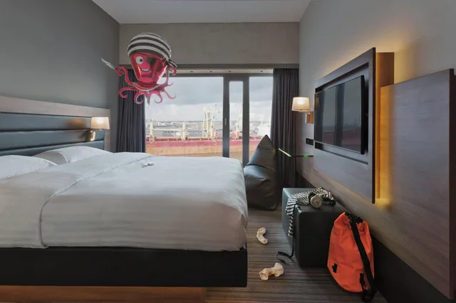 غرفة بسرير مزدوج بإطلالة على المرفأ، Moxy Amsterdam Houthavens 8/10