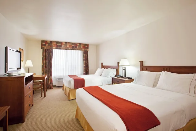غرفة قياسية بسريرين كوين، Holiday Inn Express Hotel And Suites Mattoon 2/4