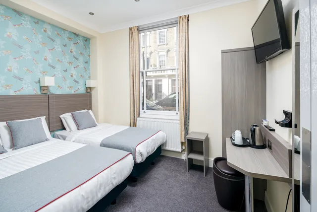 غرفة ديلوكس ثلاثية، OYO Bakers Hotel London Victoria 3/4