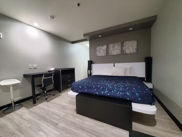 Standard, King Bed, Smoking, Crystal Inn 1/5