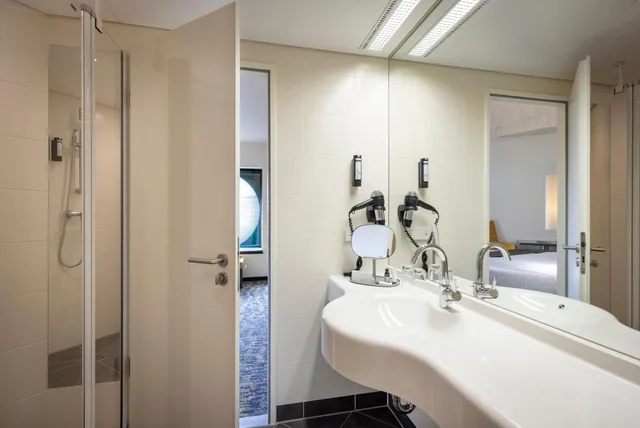 جناح بسرير كينج مع أريكة، Arcotel Onyx Hamburg 3/4
