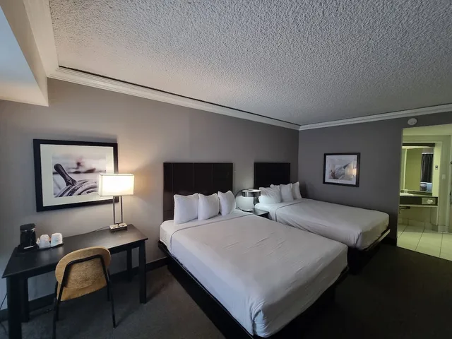 Room, 2 Queen Beds, Travelodge by Wyndham Trois-Rivieres 3/7