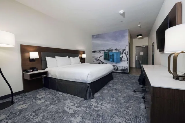غرفة بسرير كينج بإطلالة على الفناء، La Quinta Inn & Suites by Wyndham Santa Cruz 2/6