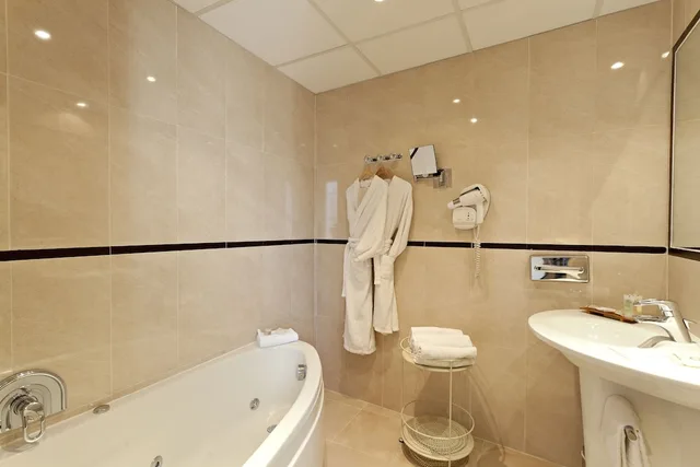 Deluxe, Twin Beds, Balcony, Bathtub, Hotel Le Mondial, BW Premier Collection 9/10
