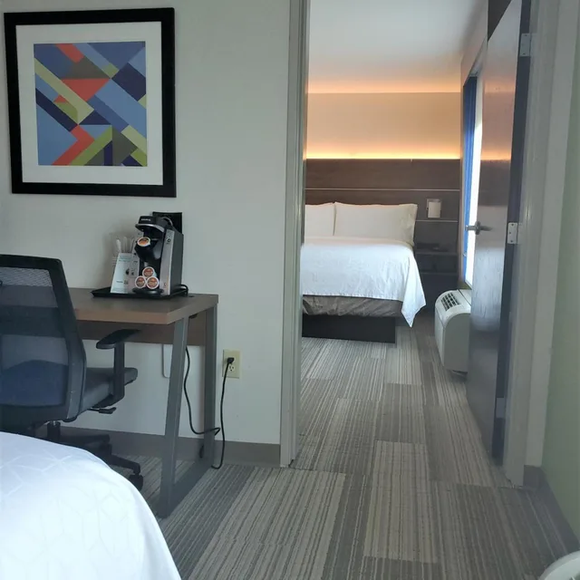 جناح بسرير كينج وسريرين كوين بغرفتي نوم، Holiday Inn Express Hotel Suites San Antonio West Seaworld Area 3/3