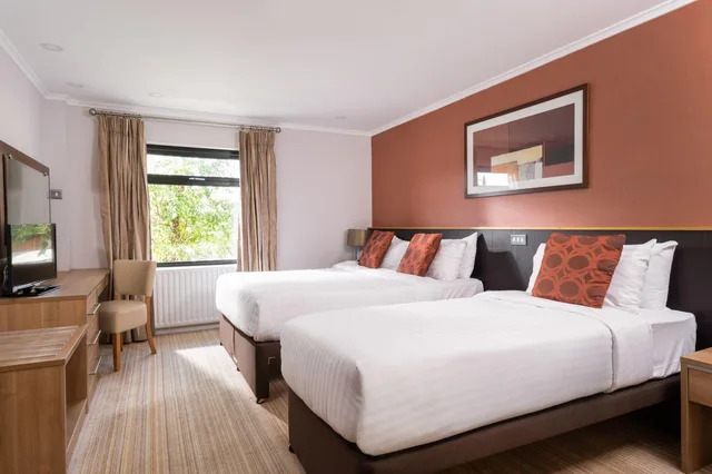 غرفة ديلوكس عائلية بسرير كينج وسرير فردي، Strangford Arms Hotel 1/1