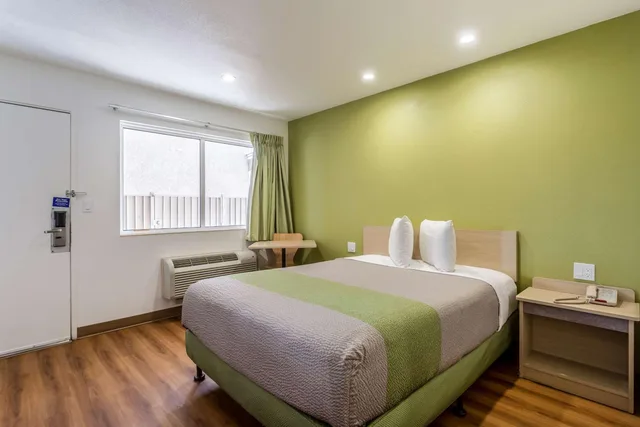 1 Full Bed - Mobility Access Ri Shwr, Nsmk، Motel6 Needles, CA 2/6