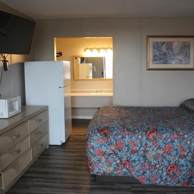 Studio, King Bed, Red Carpet Inn Louisville 3/10