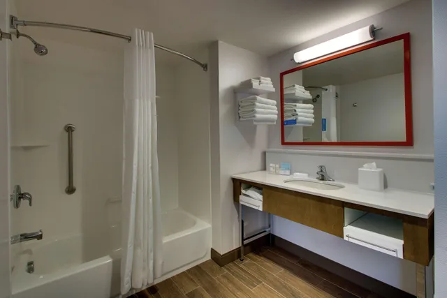 جناح استوديو بسريرين كوين لذوي الإعاقة، Hampton Inn And Suites Southport 2/2