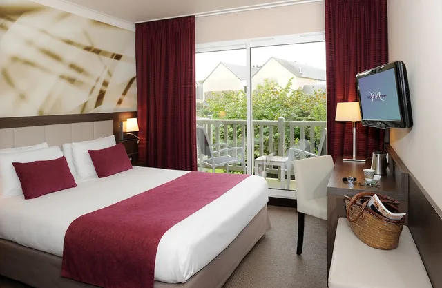 غرفة بريفيليج بسرير مزدوج مع أريكة، Hotel Mercure Omaha Beach 2/9