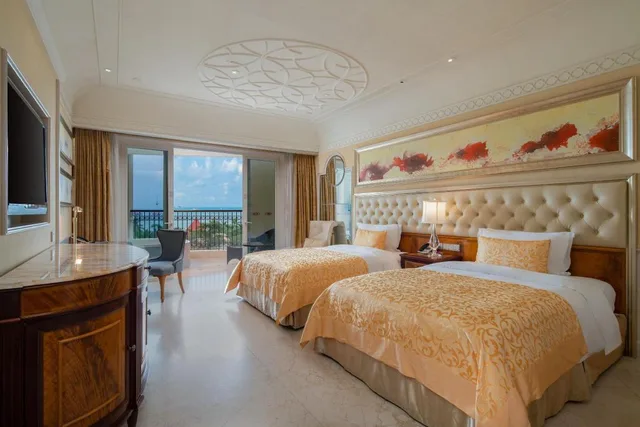 غرفة قياسية بسريرين منفصلين بإطلالة على الحديقة والبحر، Crowne Plaza Resort Sanya Bay 3/5