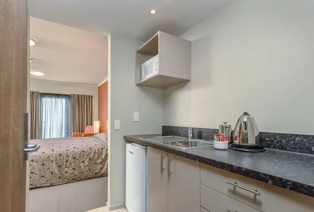 Studio, King Bed, Lake View, Queenstown Motel Apartments 9/10