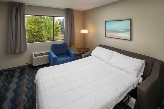 جناح جونيور، Accent Inn Vancouver Airport 2/4