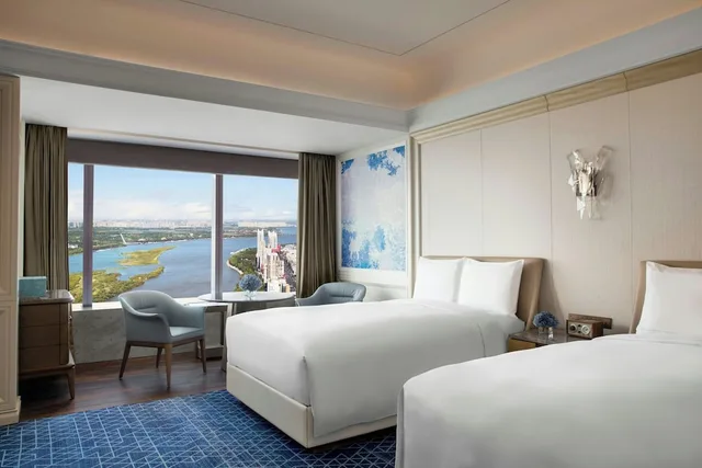 غرفة بريميير بسريرين منفصلين بإطلالة على النهر، The Ritz-Carlton, Harbin 2/5