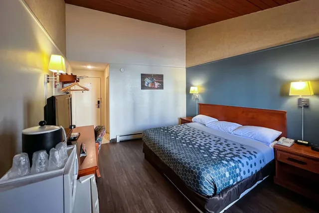 غرفة بسرير كينج، Econo Lodge Calgary Motel Village 8/10