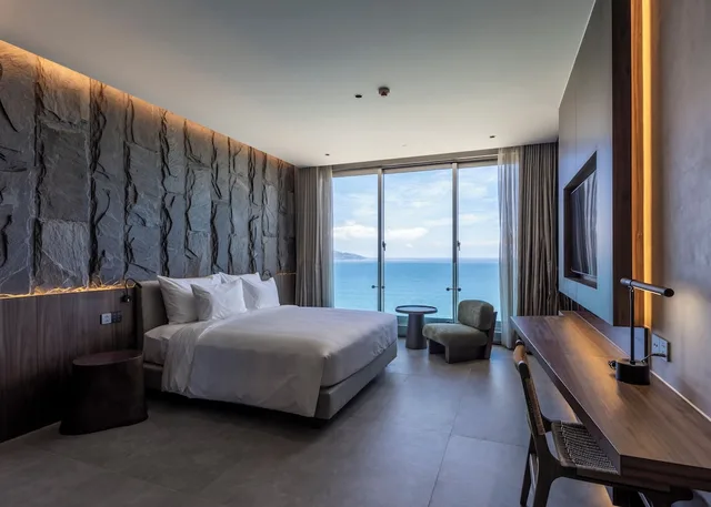 Deluxe, King Bed, Ocean Front, Bathtub، M Hotel Danang 2/4