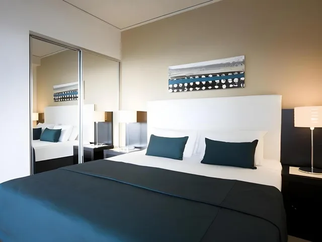 غرفة بسرير كينج وسريرين منفصلين بغرفتي نوم، Mantra Sierra Grand Broadbeach 2/4