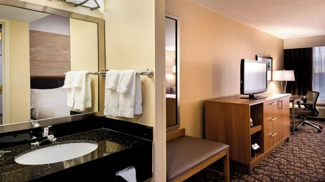 Standard, 2 Double Beds, Accessible, Holiday Inn Hotel Suites Warren 4/4