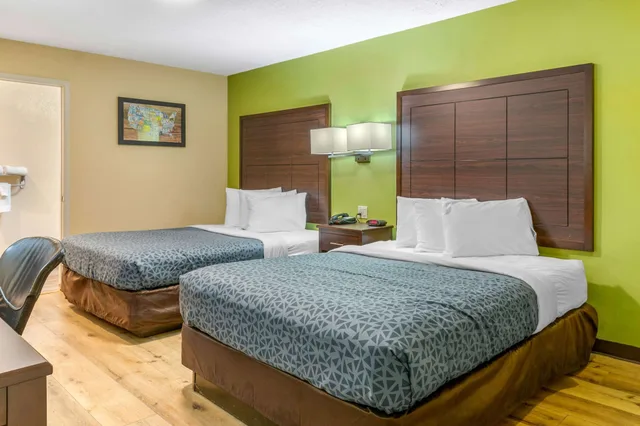 غرفة قياسية بسريرين كوين، Econo Lodge West Coors Blvd 1/10