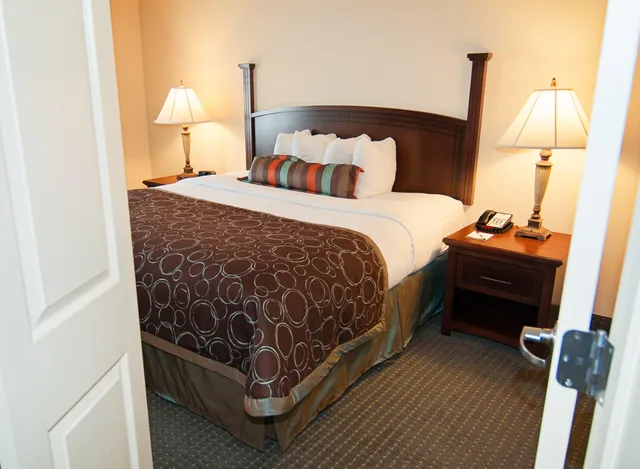 جناح بسرير كينج، Staybridge Suites Wichita 1/2
