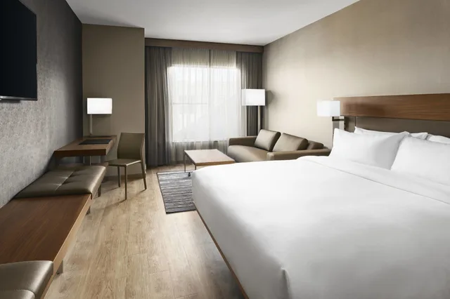 غرفة بسرير كينج مع أريكة، AC Hotel by Marriott Chapel Hill Downtown 1/3