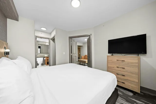 جناح غراند بسرير كينج مع أريكة بمطبخ صغير، Sandman Hotel Calgary Airport 3/4