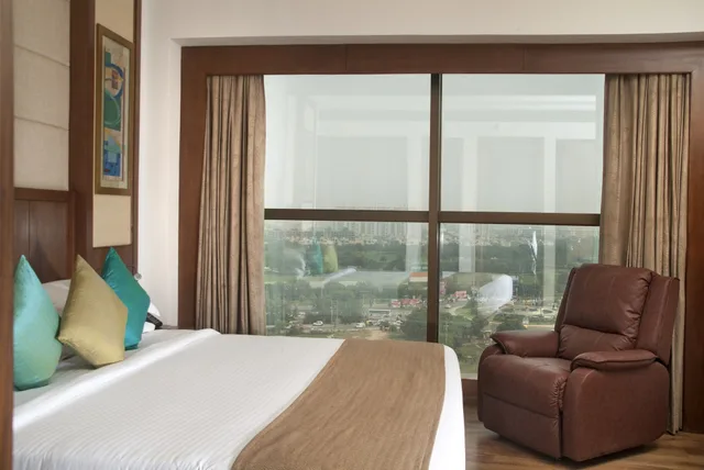 جناح ديلوكس بسريرين منفصلين بإطلالة على المدينة، Savoy Suites Greater Noida 3/8
