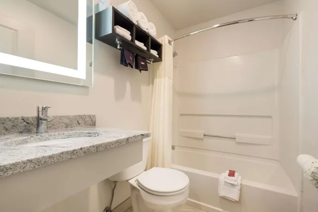 غرفة بسرير كينج مع أريكة، Surestay Hotel By Best Western Thomson 6/6