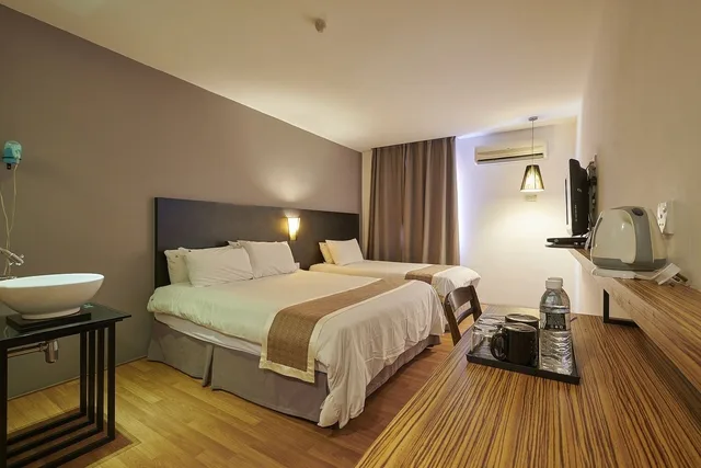 غرفة ديلوكس ثلاثية بسرير كوين وسرير فردي، The Leverage Business Hotel Kuala Kedah 2/8