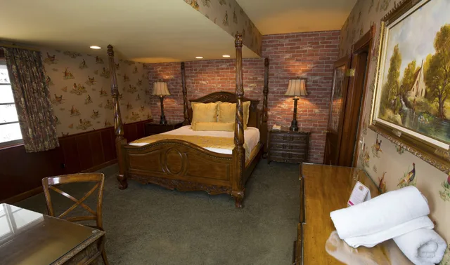 Country, King and Twin Beds، Madonna Inn 1/1