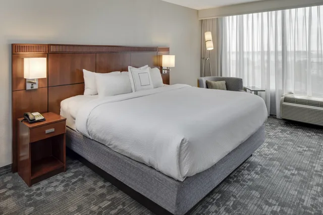 غرفة بسرير كينج مع أريكة، COURTYARD BY MARRIOTT LOGAN AIRPORT 6/10